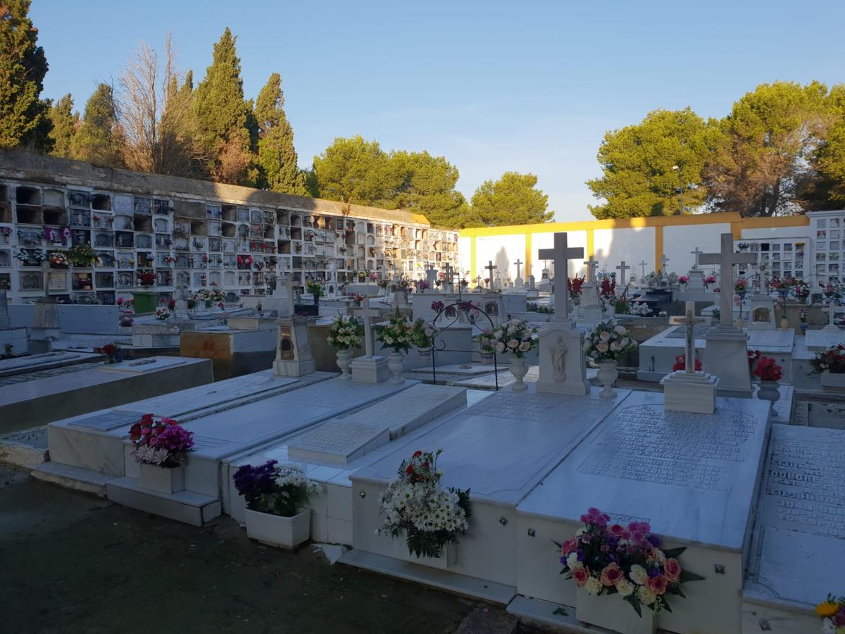 FOTOS: Tosantos, el recuerdo de los seres queridos en los cementerios de Cádiz