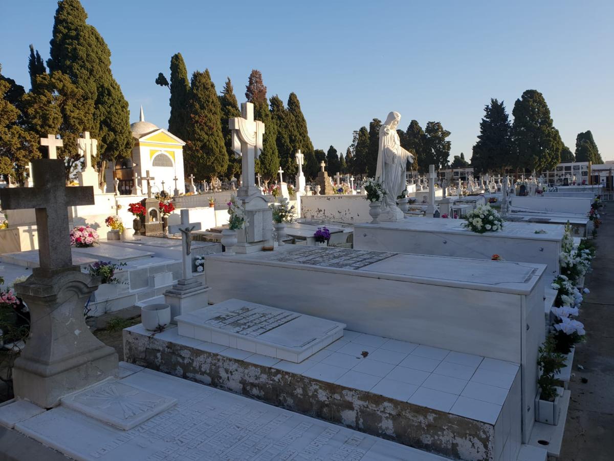 FOTOS: Tosantos, el recuerdo de los seres queridos en los cementerios de Cádiz