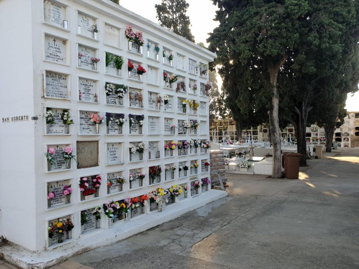 FOTOS: Tosantos, el recuerdo de los seres queridos en los cementerios de Cádiz