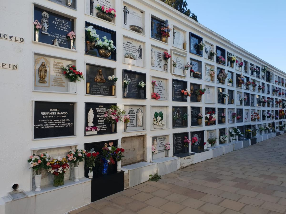 FOTOS: Tosantos, el recuerdo de los seres queridos en los cementerios de Cádiz