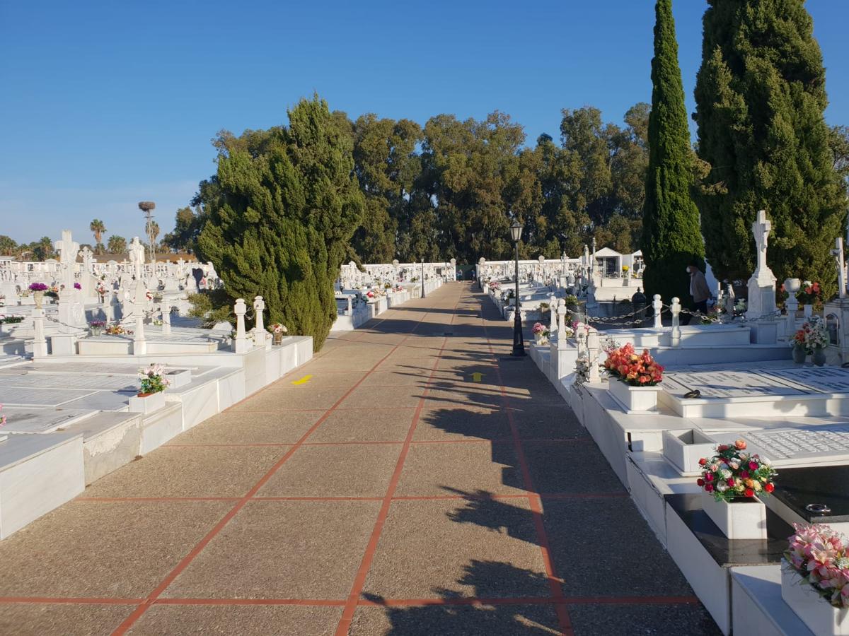 FOTOS: Tosantos, el recuerdo de los seres queridos en los cementerios de Cádiz