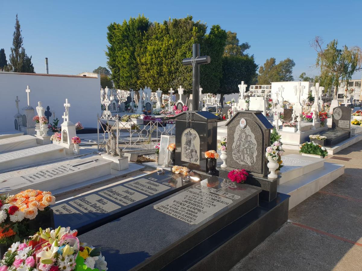 FOTOS: Tosantos, el recuerdo de los seres queridos en los cementerios de Cádiz