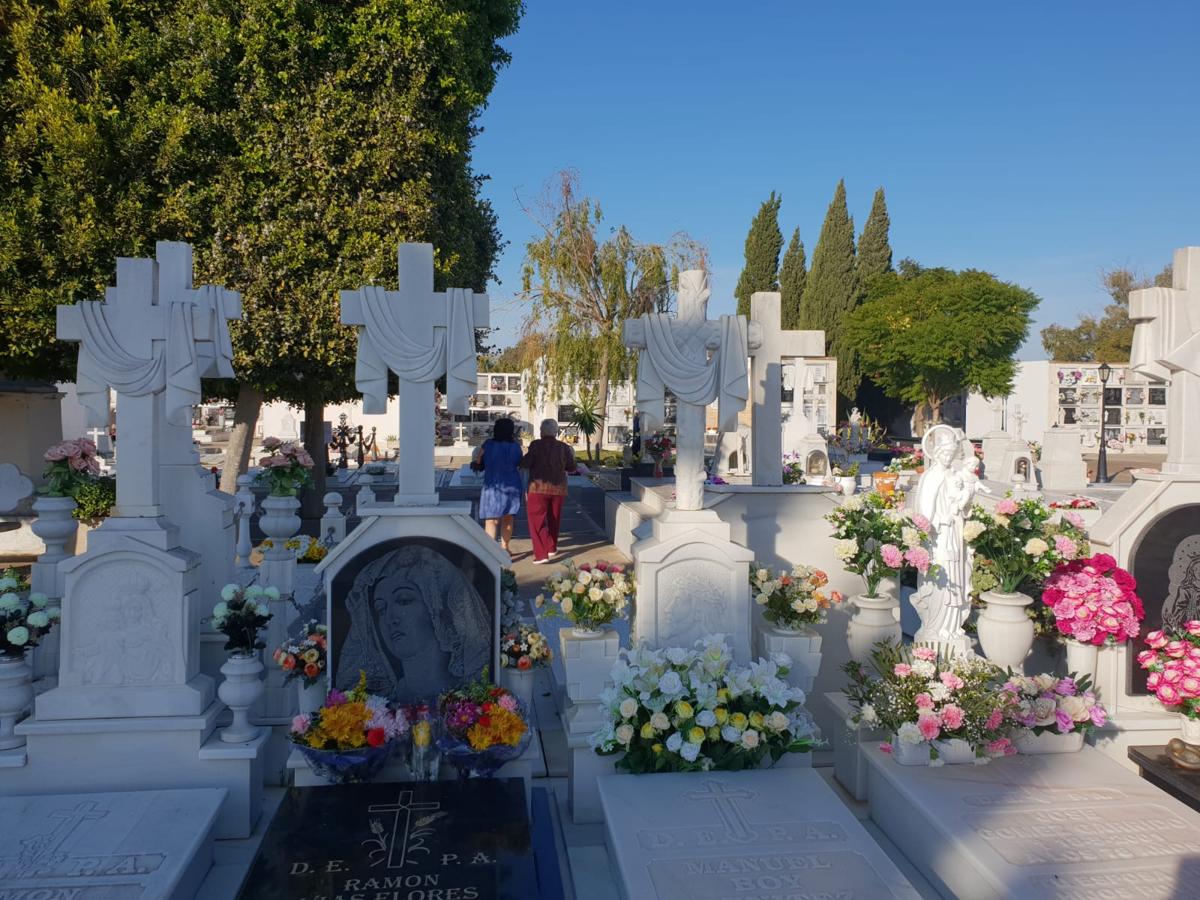 FOTOS: Tosantos, el recuerdo de los seres queridos en los cementerios de Cádiz