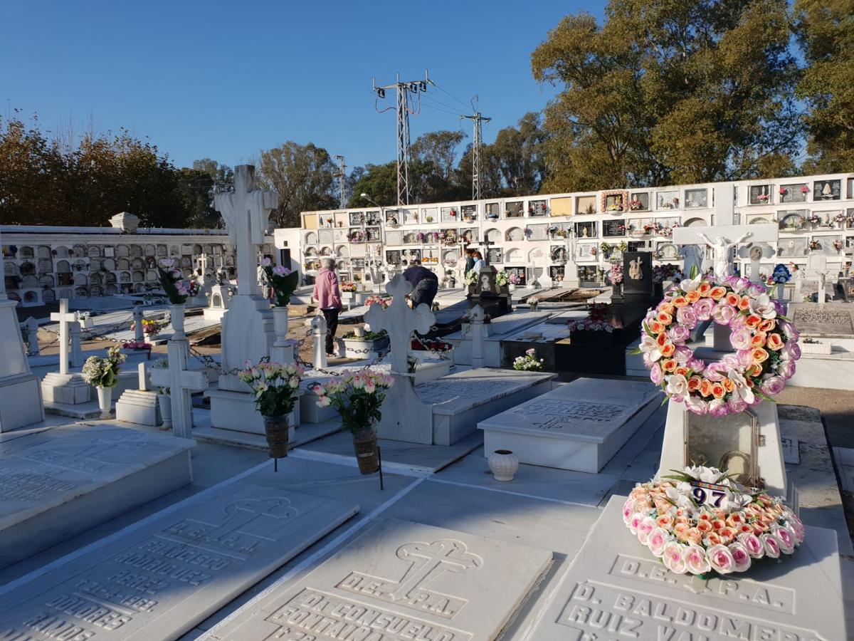 FOTOS: Tosantos, el recuerdo de los seres queridos en los cementerios de Cádiz