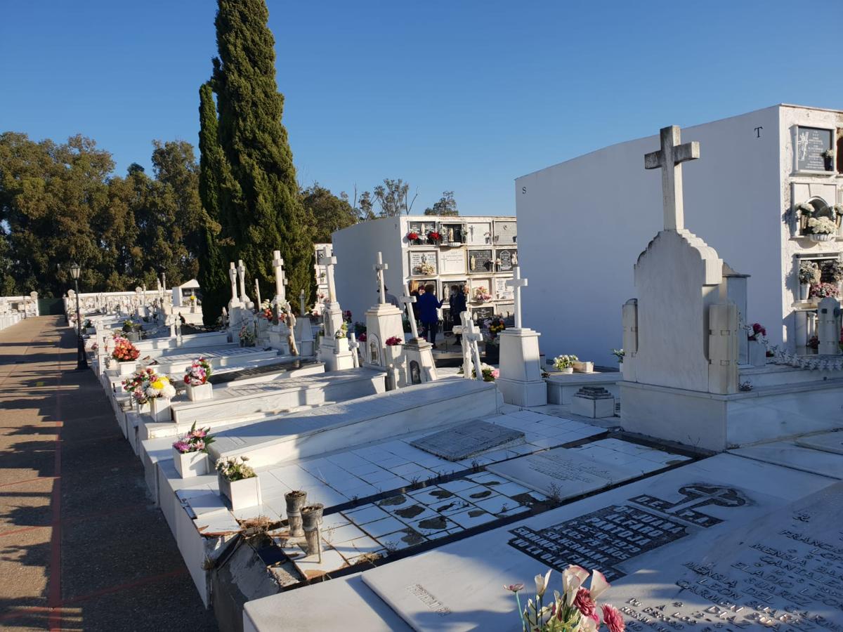 FOTOS: Tosantos, el recuerdo de los seres queridos en los cementerios de Cádiz