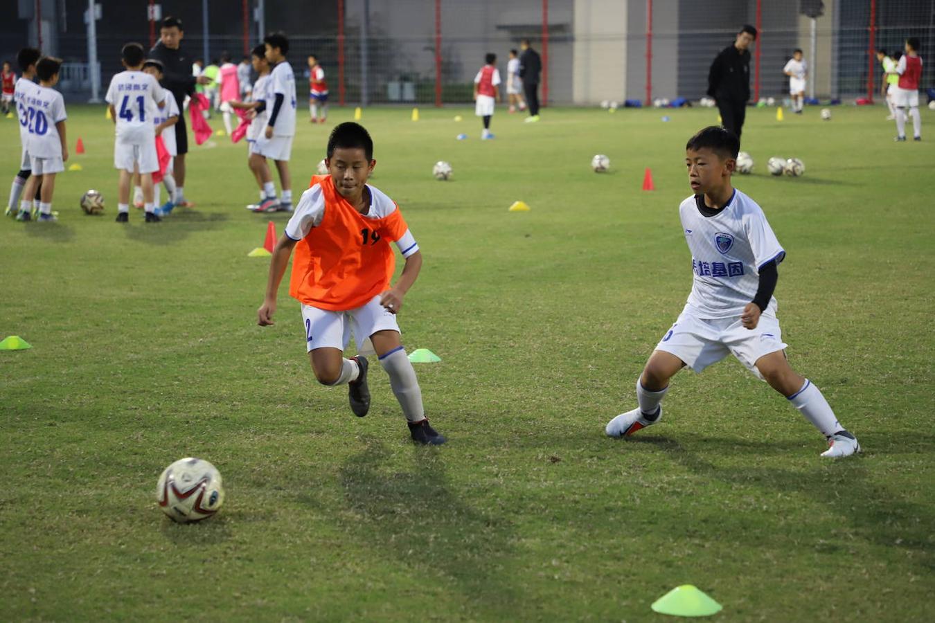 Con el apoyo de la Asociación de Fútbol de Wuhan, el Shangwen Tres Ciudades hizo el año pasado una fuerte apuesta por la cantera contratando a 16 técnicos españoles, de los que la mitad ya se han reincorporado al trabajo tras volver a China. 