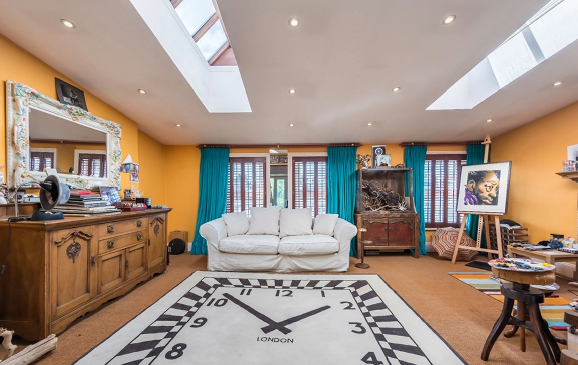 Así es el adosado de Ronnie Wood. En el tercer piso de la vivienda se encuentra el que es el estudio de arte del guitarrista, un espacio en el que siguen predominando los colores llamativos. La estancia cuenta con un balcón que la inunda de luz, así como con dos grandes tragaluces.