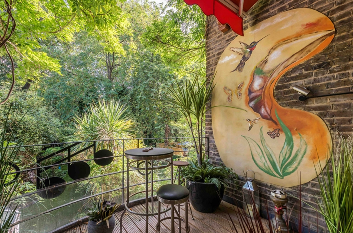 Así es el adosado de Ronnie Wood. La casa adosada de 380 metros cuadrados está situada en el elegante vecindario de Nothing Hill y cuenta con cinco dormitorios, dos cuartos de baño y grandes ventanales de suelo a techo que la convierten en un hogar cálido y acogedor.