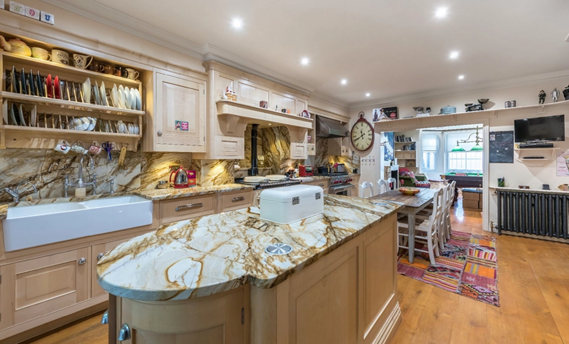 Así es el adosado de Ronnie Wood. Aunque no se trata de la más de lujosa de sus propiedades, esta casa de cinco plantas está llena de peculiaridades artísticas propias de esta legendaria estrella del rock británica que la convierten en única.