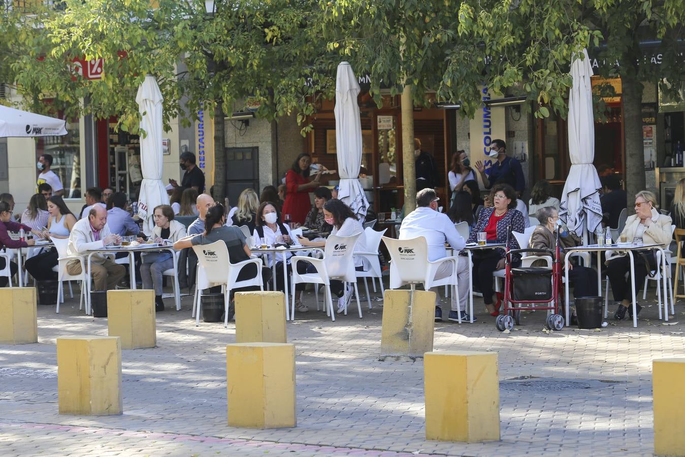 El buen tiempo y el toque de queda llenan las terrazas de Sevilla durante el puente