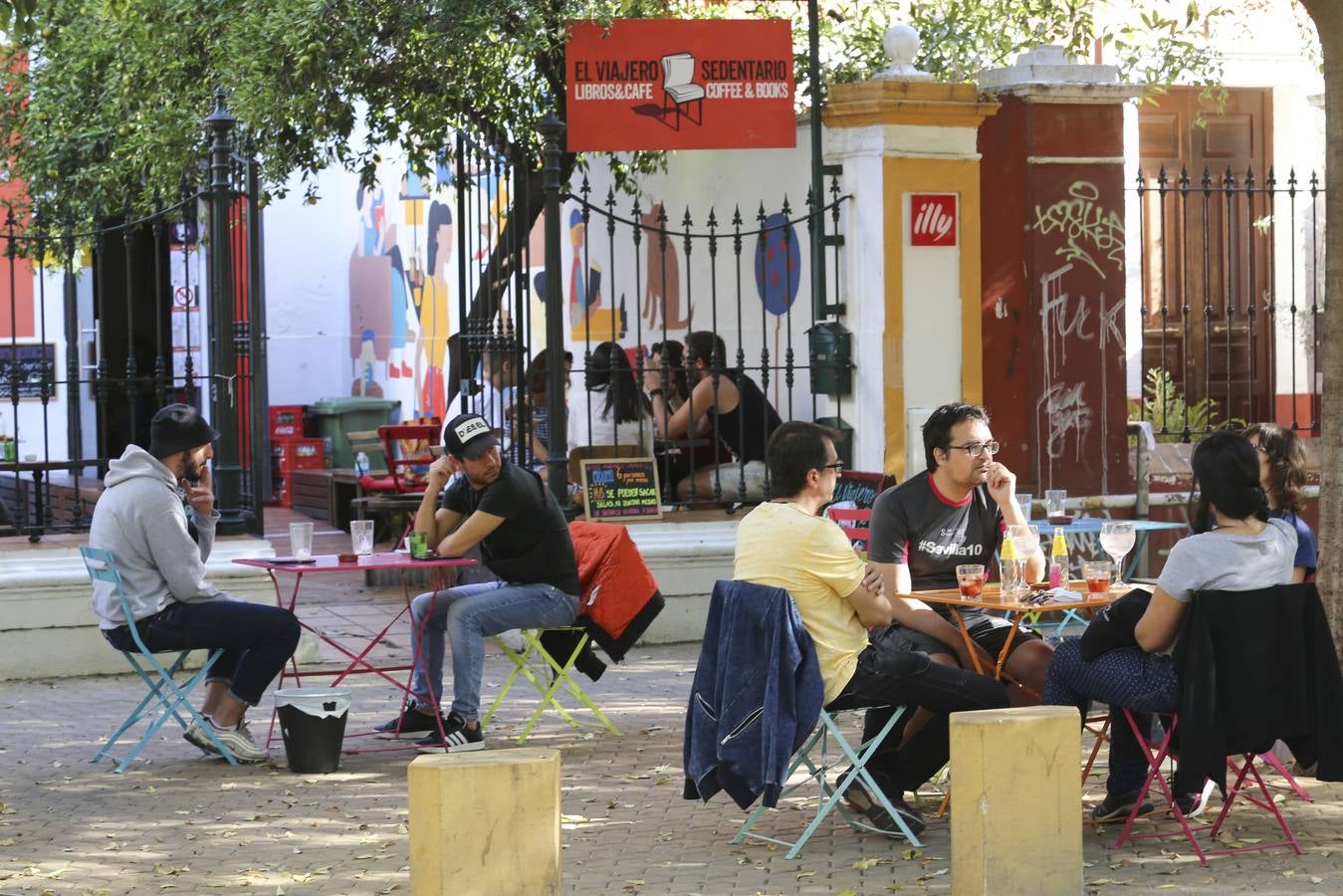 El buen tiempo y el toque de queda llenan las terrazas de Sevilla durante el puente