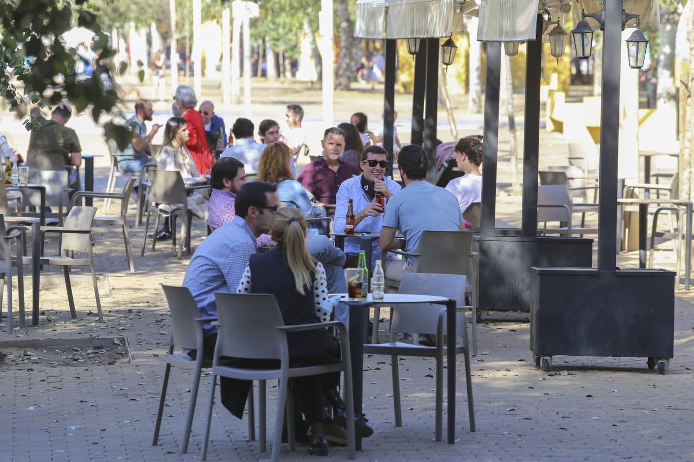 El puente a la libertad: Sevilla rebaña el plato de la calle