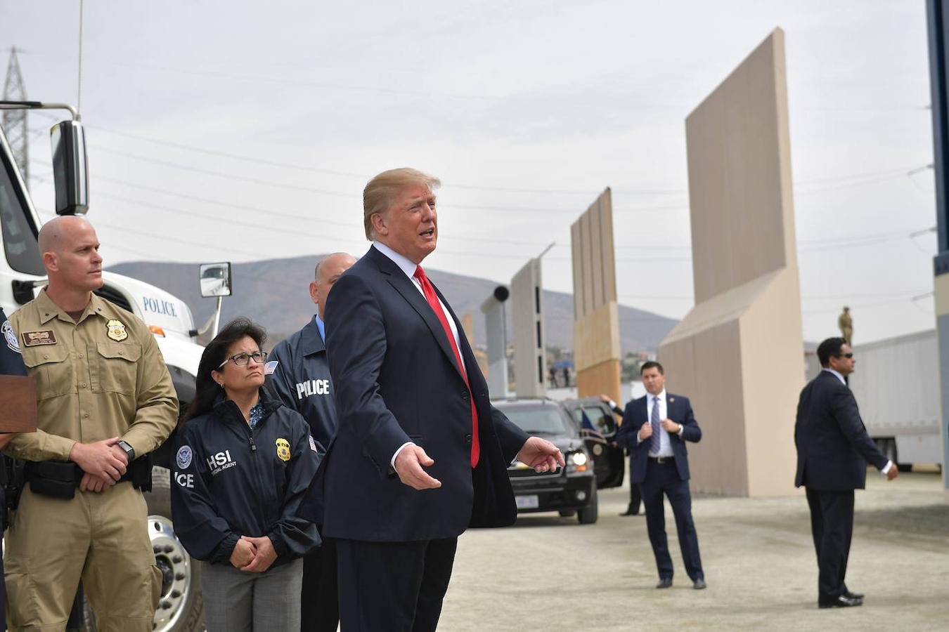 El dirigente estadounidense inspecciona prototipos del muro fronterizo con México en San Diego, California, el 13 de marzo de 2018.. 