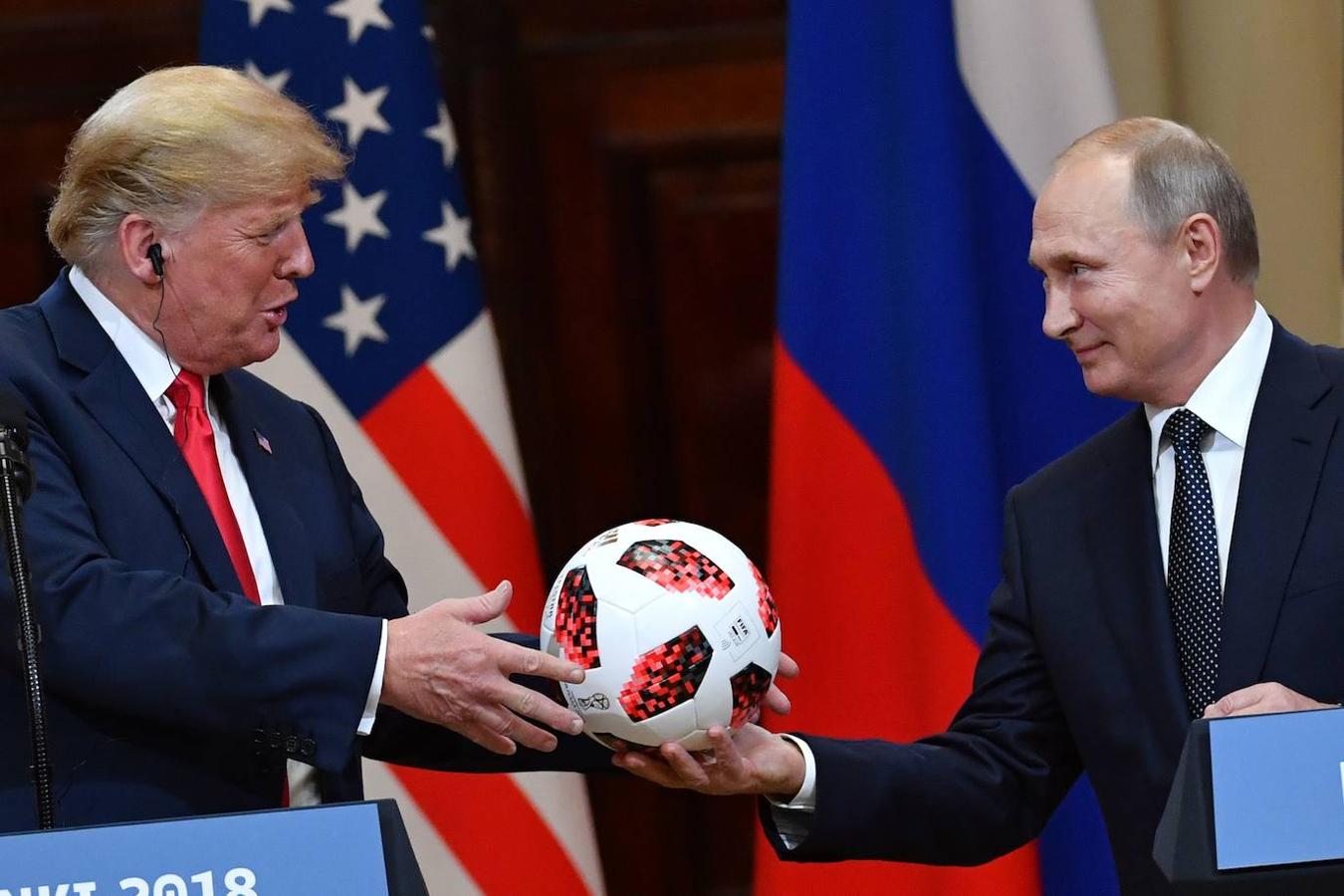 Putin entrega a Tump un balón de la Copa del Mundo de 2018 durante la rueda de prensa posterior a la reunión que ambos mantuvieron en el Palacio Persidencial de Helsinki el 16 de julio de ese año.. 