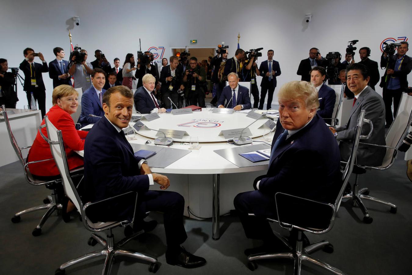 El presidente francés, Emmanuel Macron; el estadounidense, Donald Trump; el primer ministro japonés, Shinzo Abe; el británico, Boris Johnson; la canciller alemana, Angela Merkel; el primer ministro canadiense, Justin Trudeau; el italiano, Giuseppe Conte, y el expresidente del Consejo Europeo Donald Tusk en una sesión de trabajo del G-7 celebrada el 25 de agosto de 2019 en Biarritz, Francia,. 