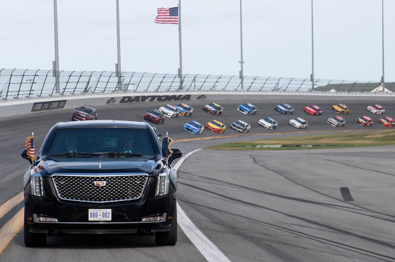 El matrimonio Trump en el interior de la limusina presidencial dirigiéndose a la carrera  de Daytona 500 Nascar celebrada en el Circuito Internacional de Daytona, en Florida, el pasado 10 de febrero de 2020.. 