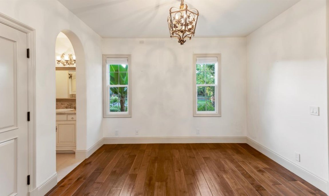 La casa californiana de Kobe Bryant vendida por 2 millones. Por su parte, los dormitorios presentan un tamaño intermedio incluyendo la suite principal un pequeño vestidor y baño propio.