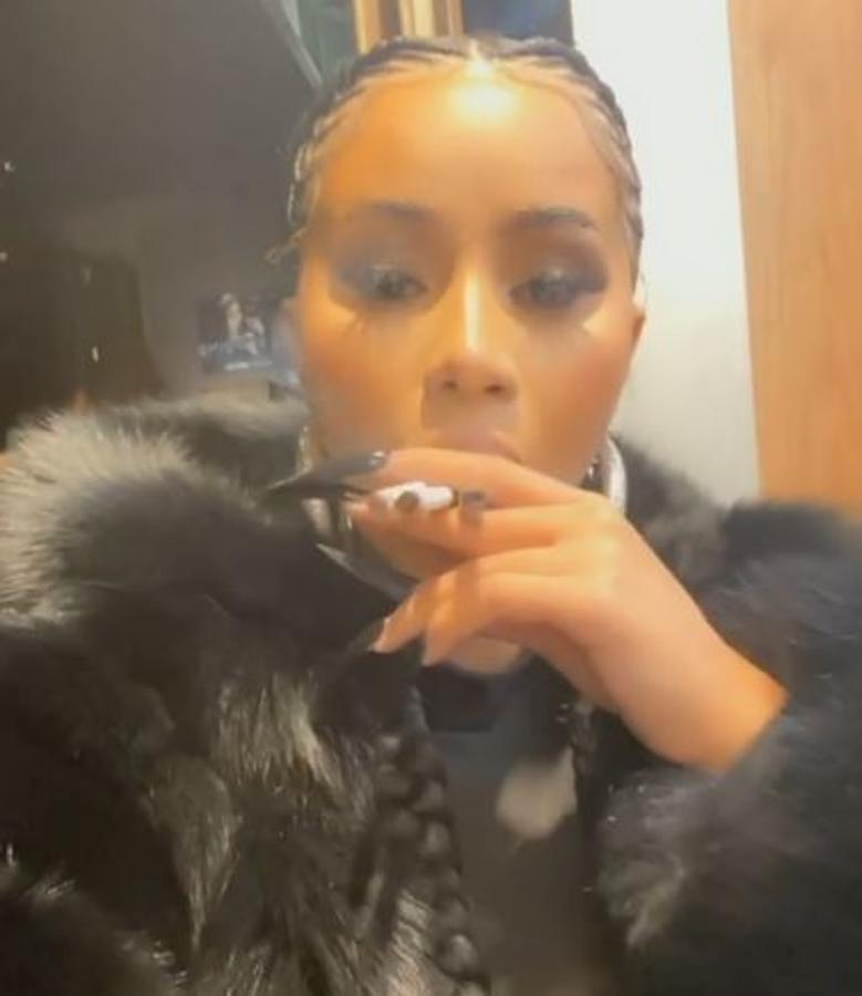 De lo nerviosa que estaba Cardi B se ha llegado a fumar hasta tres cigarrillos a la vez. Tuvo tiempo además de dar marcha atrás a su divorcio con Offset. 