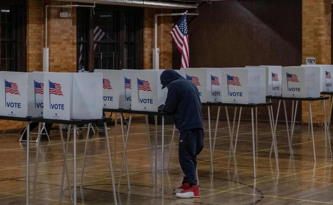 Un residente vota en Berston Fieldhouse en Flint, Michigan. 