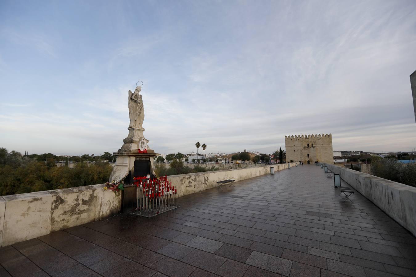 Córdoba desértica a última hora de la tarde, en imágenes