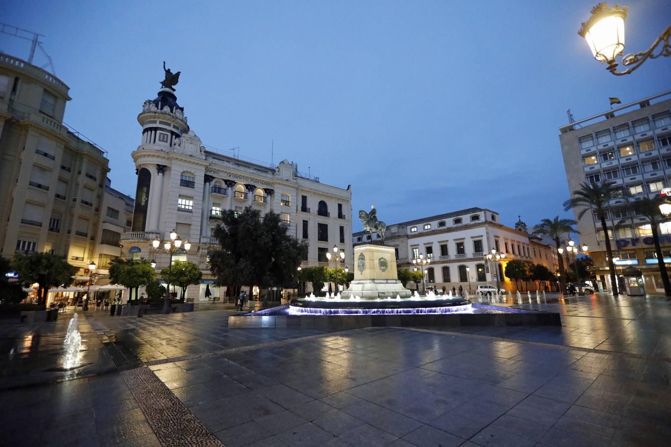 Córdoba desértica a última hora de la tarde, en imágenes