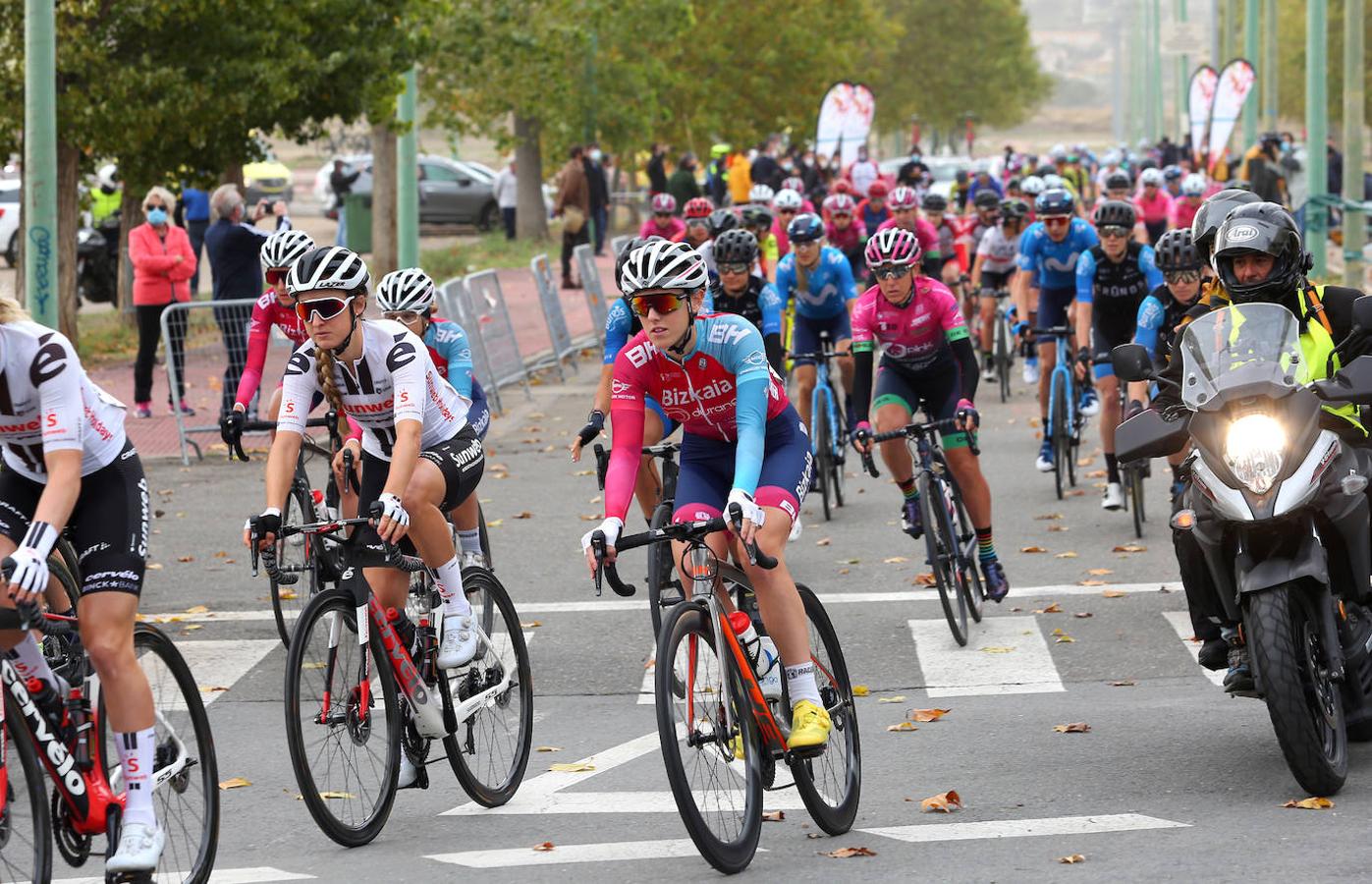 La salida de la Vuelta Ciclista Femenina a España, en imágenes