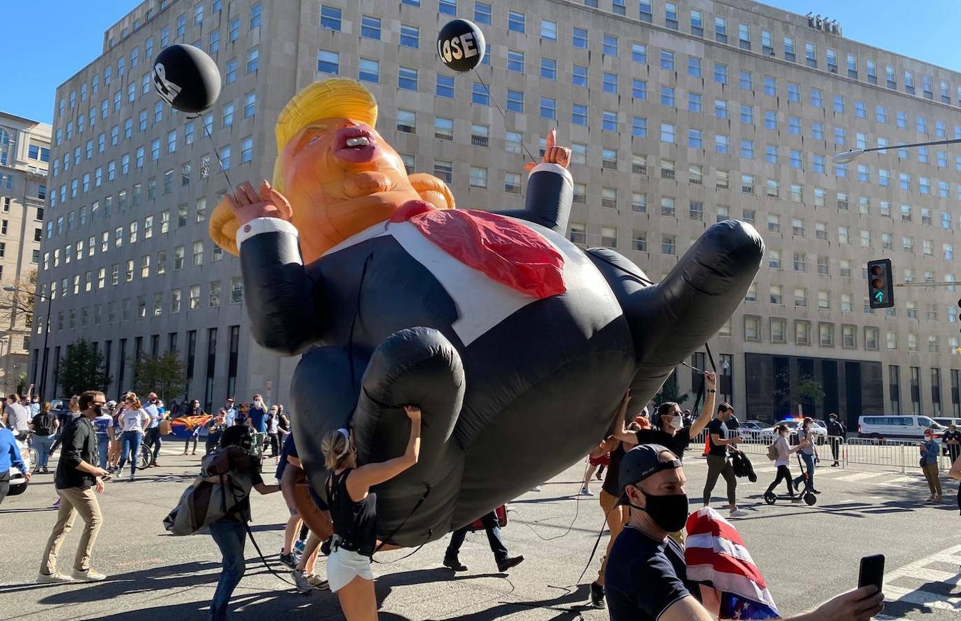 Una marioneta gigante presidió la concentración en Washington. 