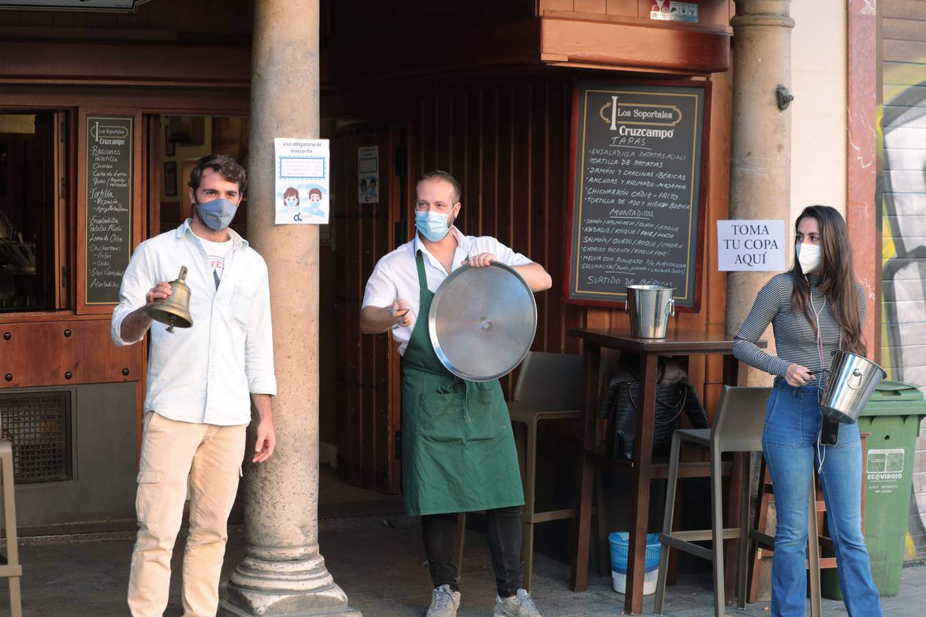 En imágenes, cacerolada de protesta de la hostelería sevillana