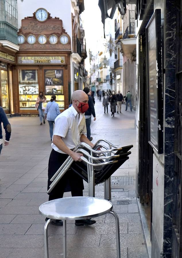 Primer día del cierre de los comercios no esenciales a las seis en Sevilla