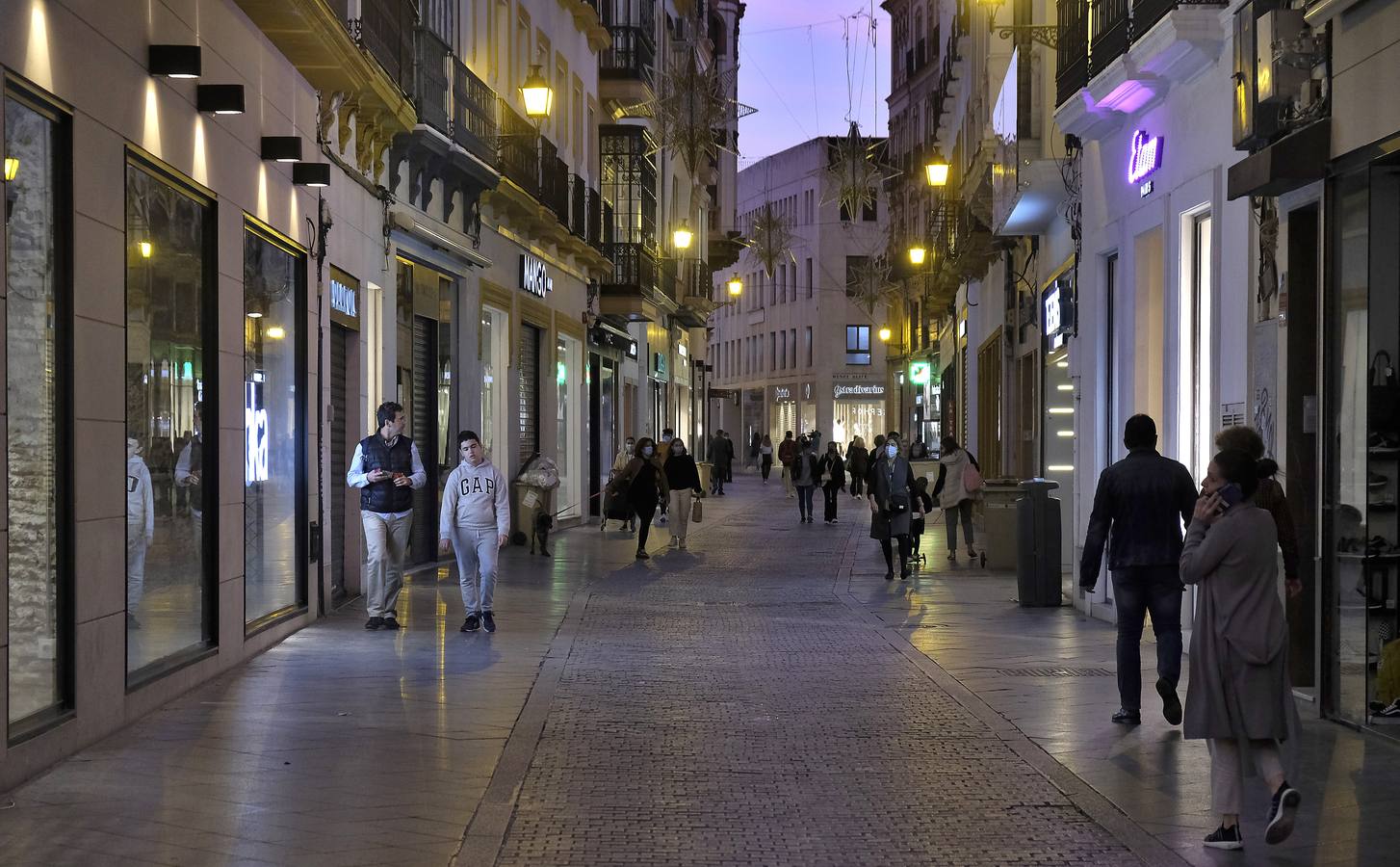 Primer día del cierre de los comercios no esenciales a las seis en Sevilla