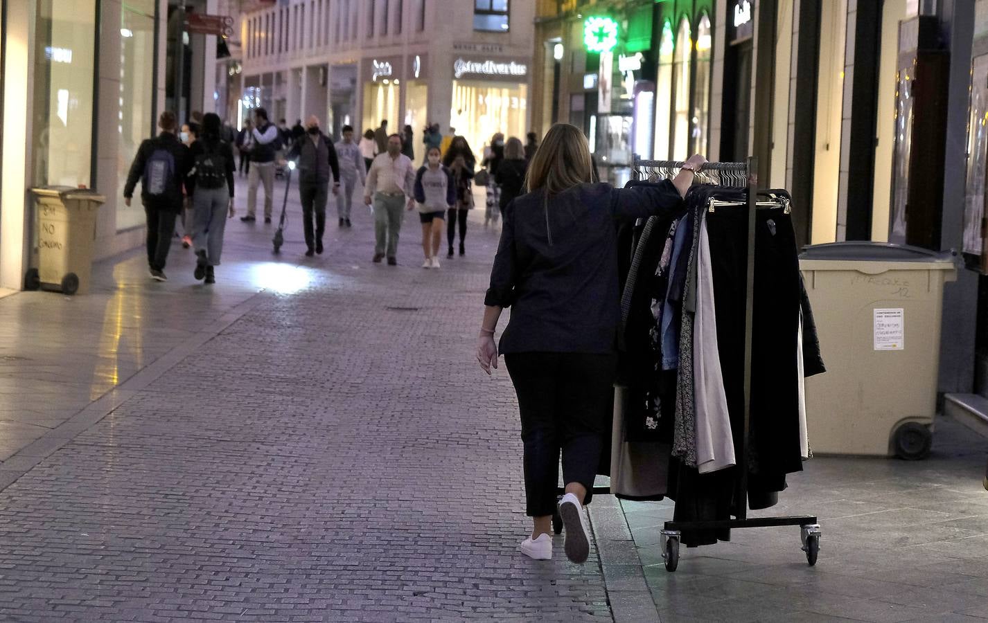 Primer día del cierre de los comercios no esenciales a las seis en Sevilla