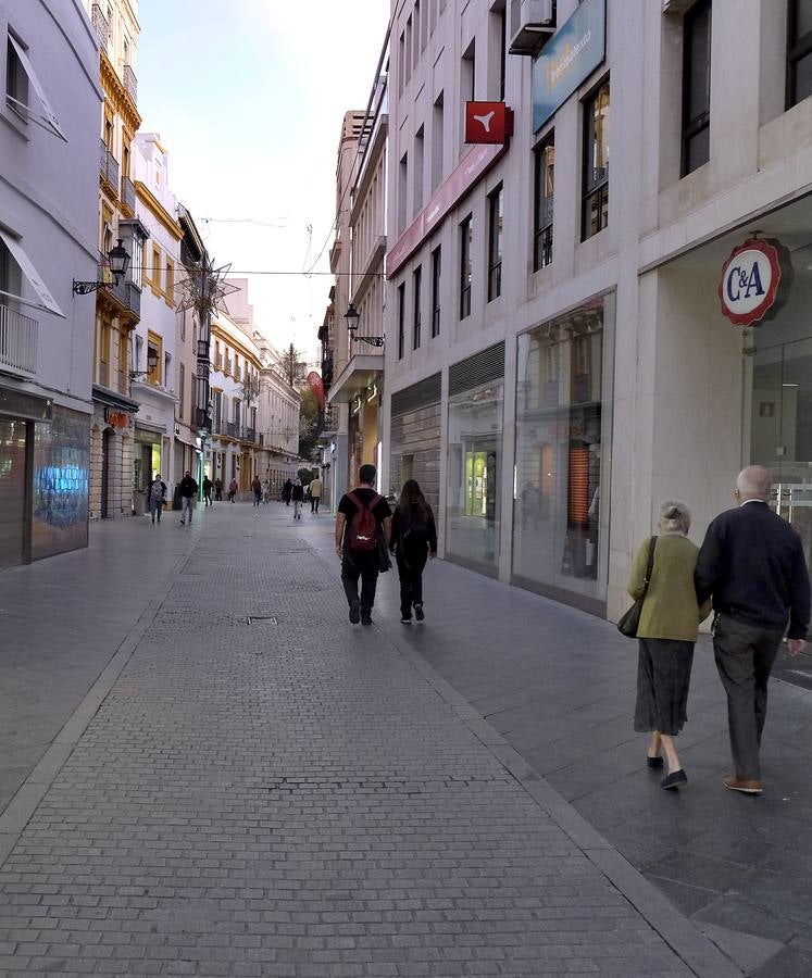 Primer día del cierre de los comercios no esenciales a las seis en Sevilla