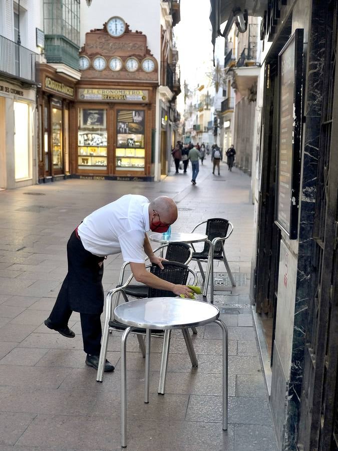 Primer día del cierre de los comercios no esenciales a las seis en Sevilla