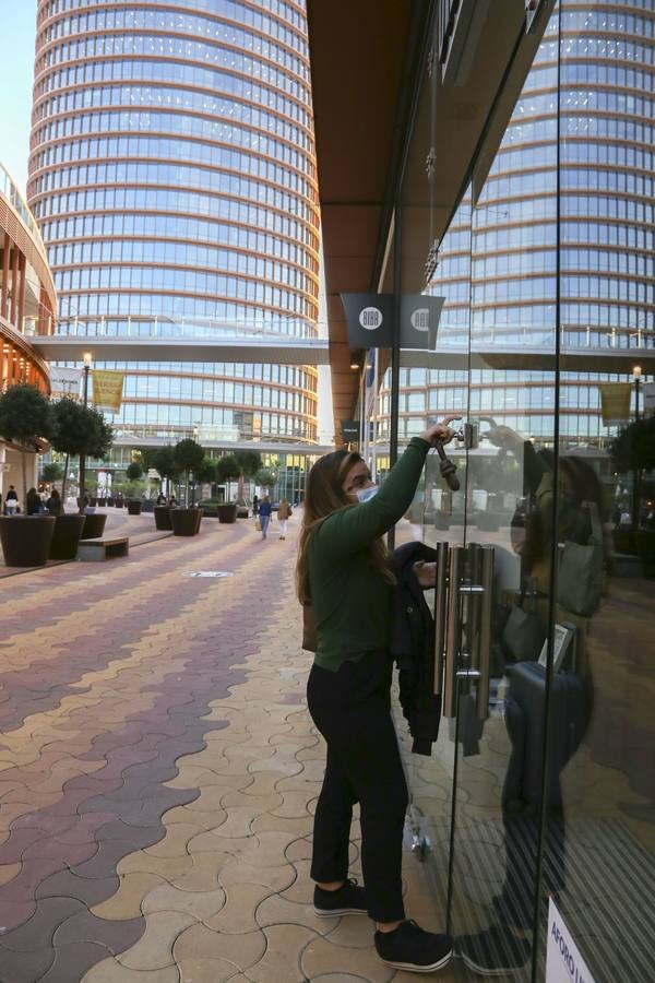 Primer día del cierre de los comercios no esenciales a las seis en Sevilla