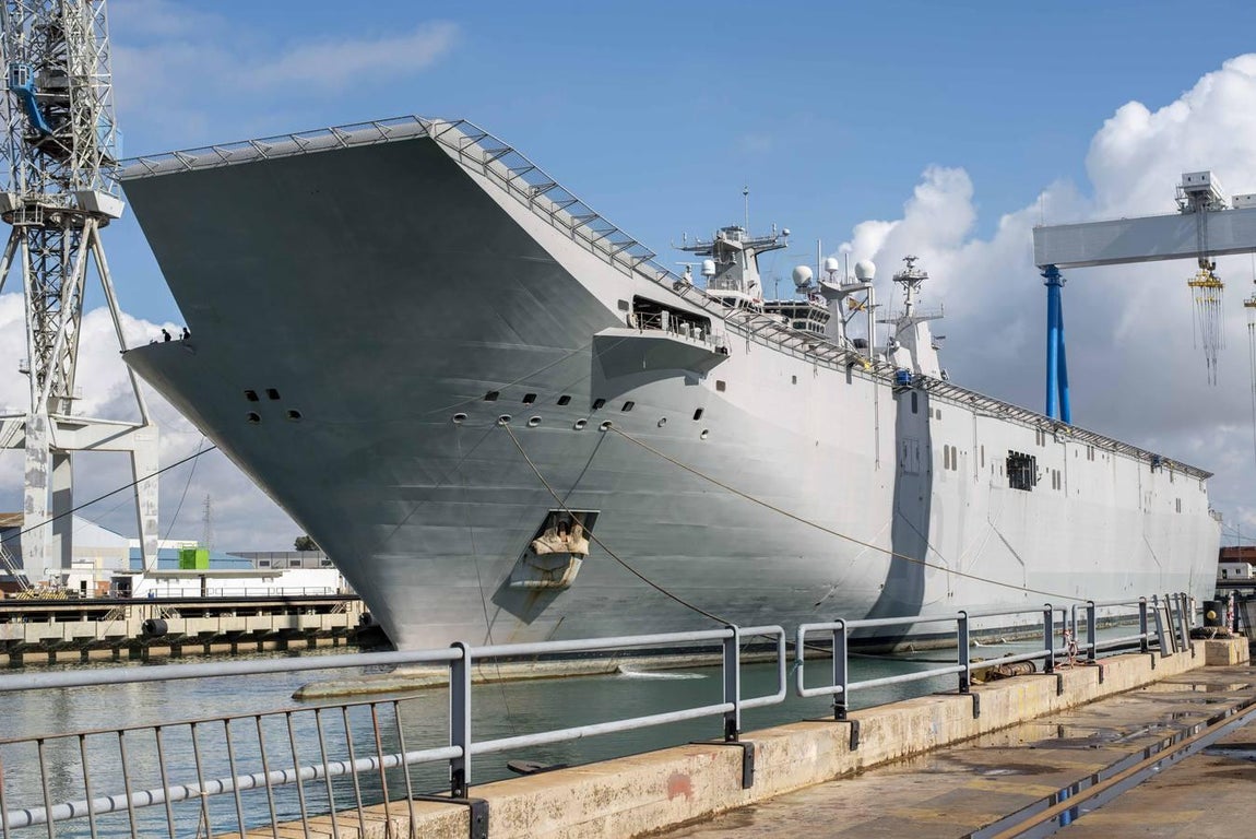 La llegada del buque Juan Carlos I a Navantia Puerto Real, en imágenes