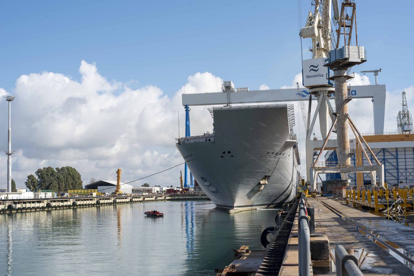 La llegada del buque Juan Carlos I a Navantia Puerto Real, en imágenes