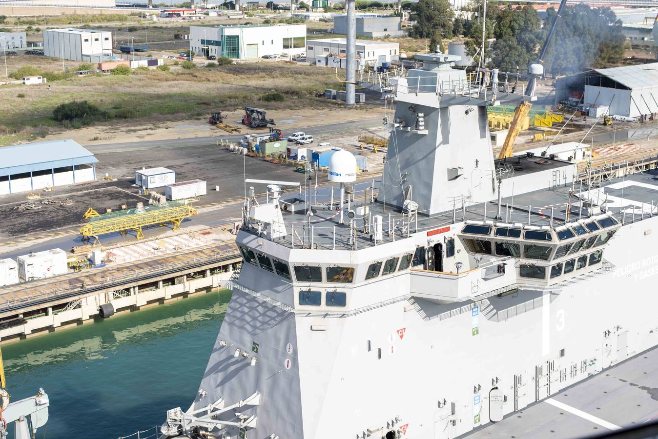 La llegada del buque Juan Carlos I a Navantia Puerto Real, en imágenes