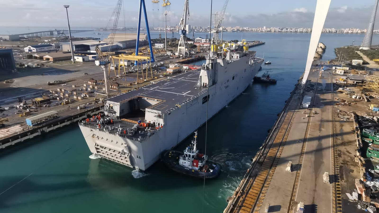 La llegada del buque Juan Carlos I a Navantia Puerto Real, en imágenes