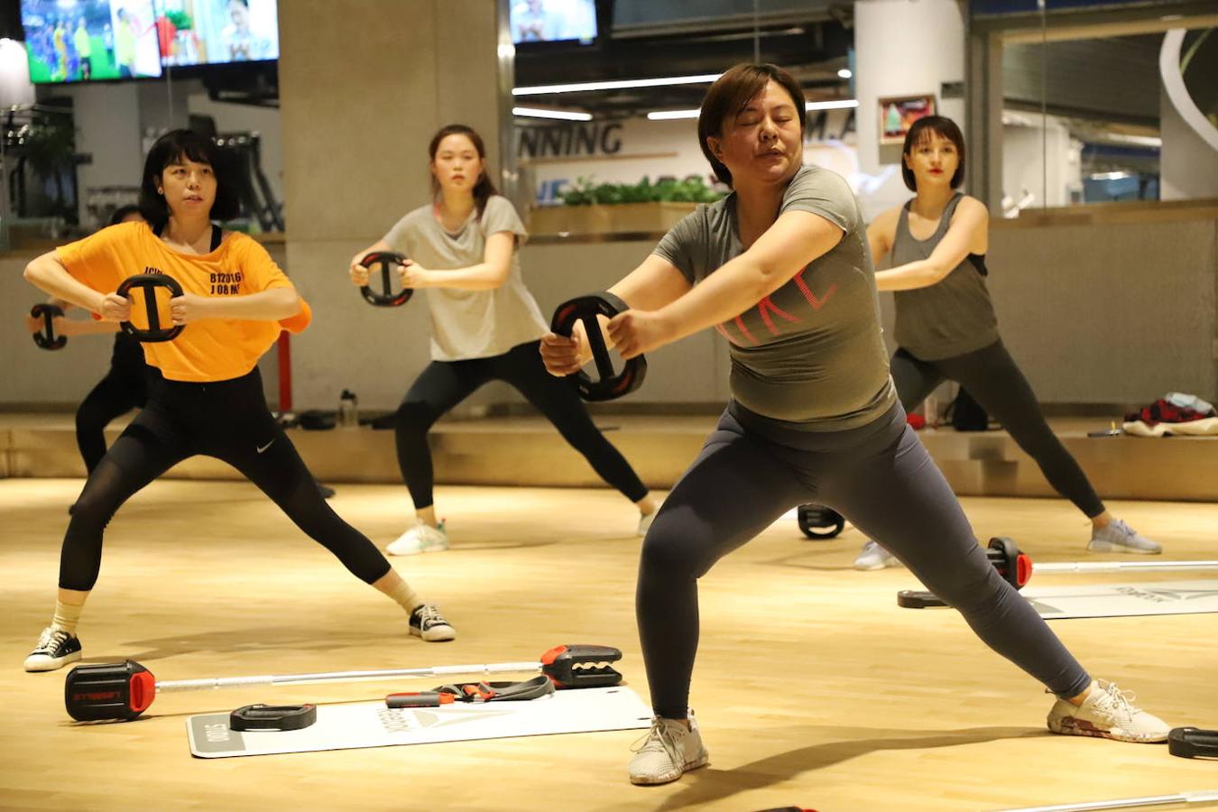 En los gimnasios de Wuhan ya se hace ejercicio sin mascarilla porque, oficialmente, no se han detectado contagios locales de coronavirus desde antes del verano. 