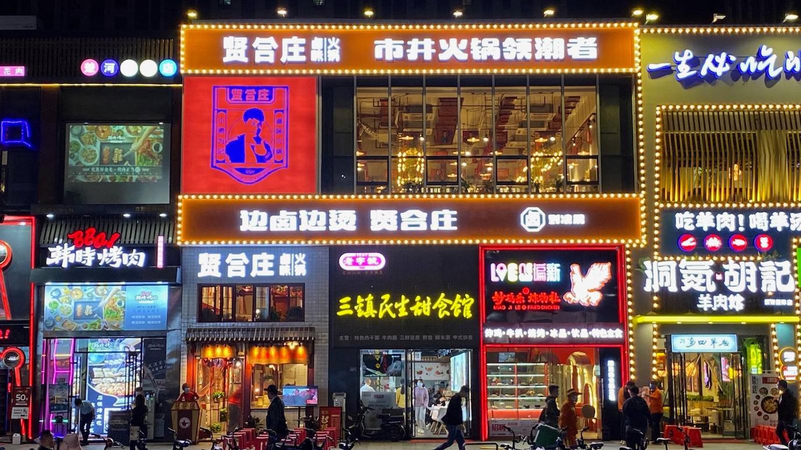 Wuhan vuelve a brillar tras el control de la epidemia, como se ve en sus animados restaurantes. 