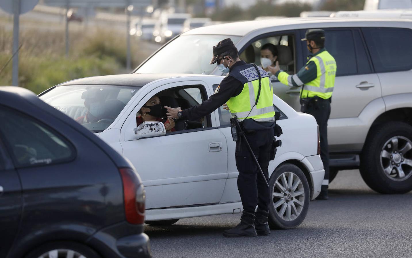 Los controles policiales en Córdoba por el confinamiento, en imágenes