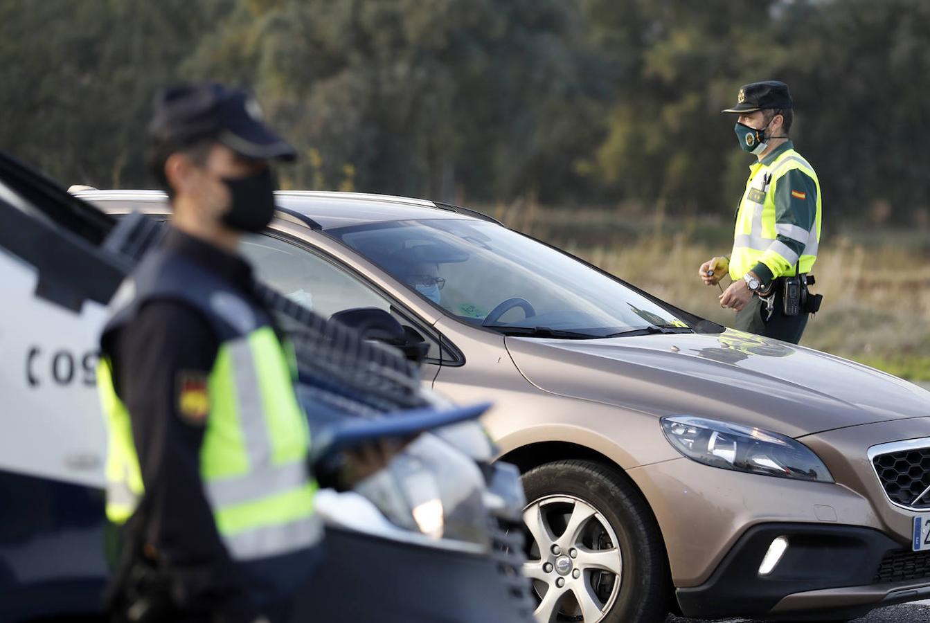 Los controles policiales en Córdoba por el confinamiento, en imágenes