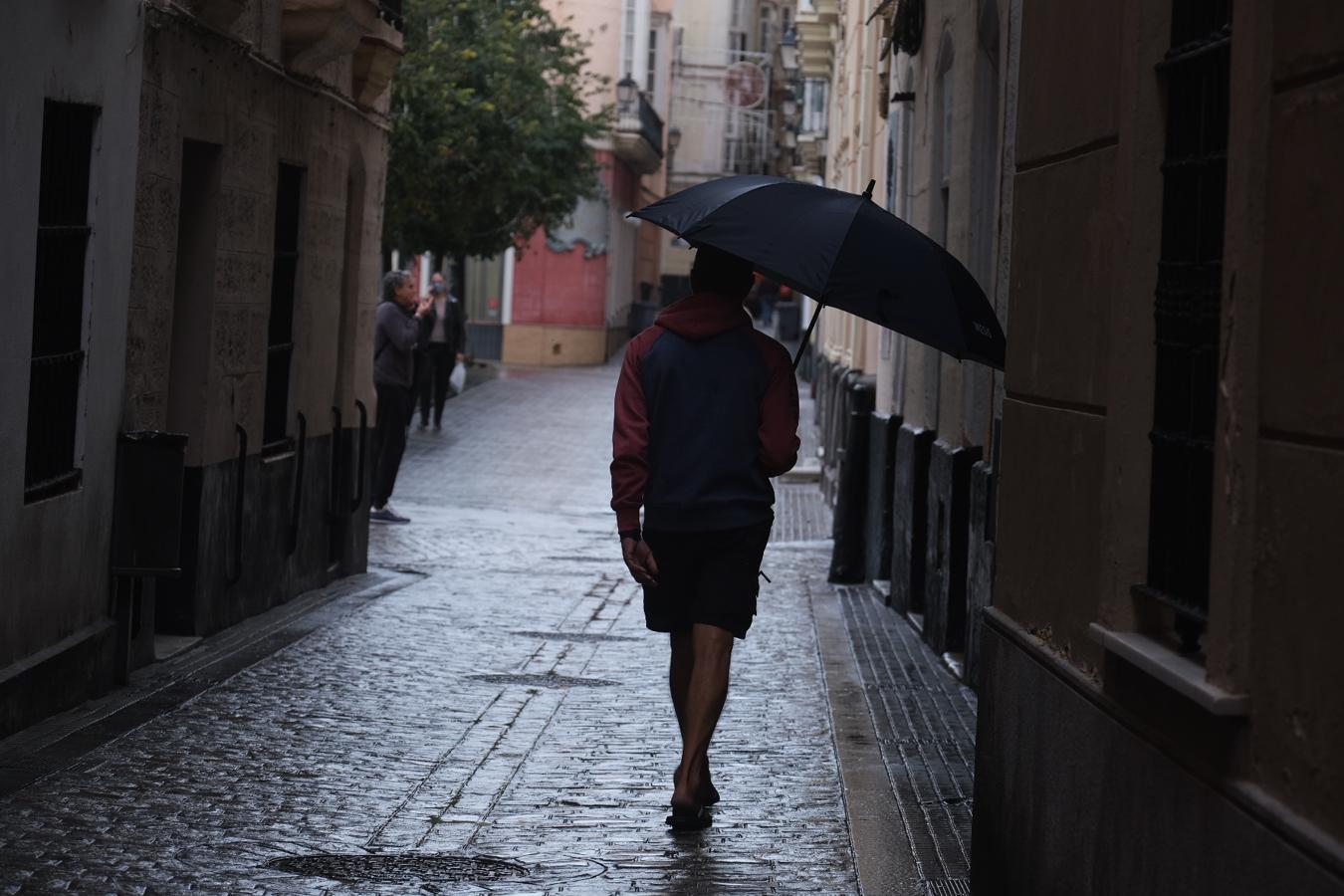 FOTOS | Sábado de lluvia en Cádiz que invita a quedarse en casa