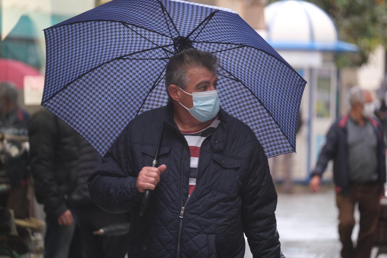 FOTOS | Sábado de lluvia en Cádiz que invita a quedarse en casa