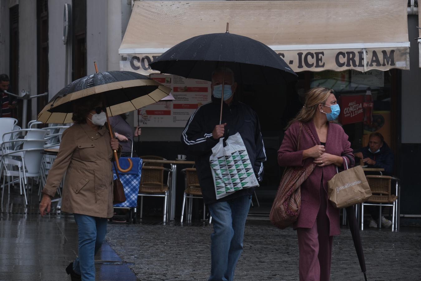 FOTOS | Sábado de lluvia en Cádiz que invita a quedarse en casa