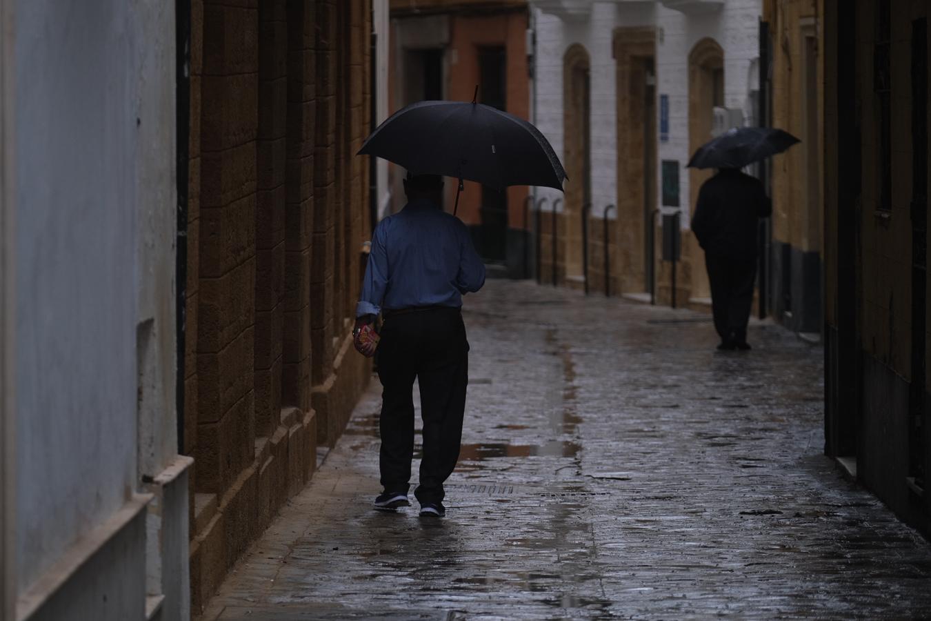 FOTOS | Sábado de lluvia en Cádiz que invita a quedarse en casa