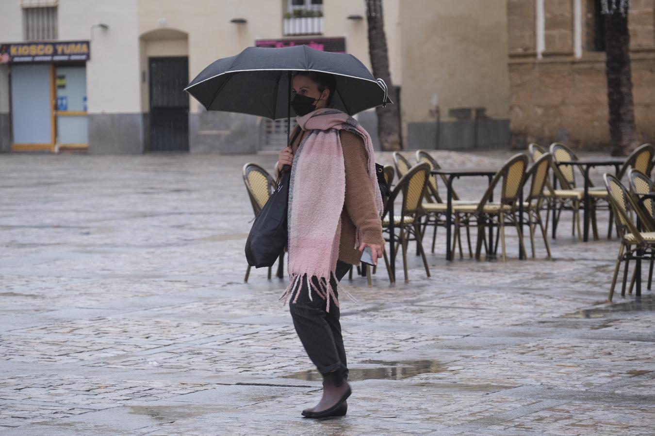 FOTOS | Sábado de lluvia en Cádiz que invita a quedarse en casa