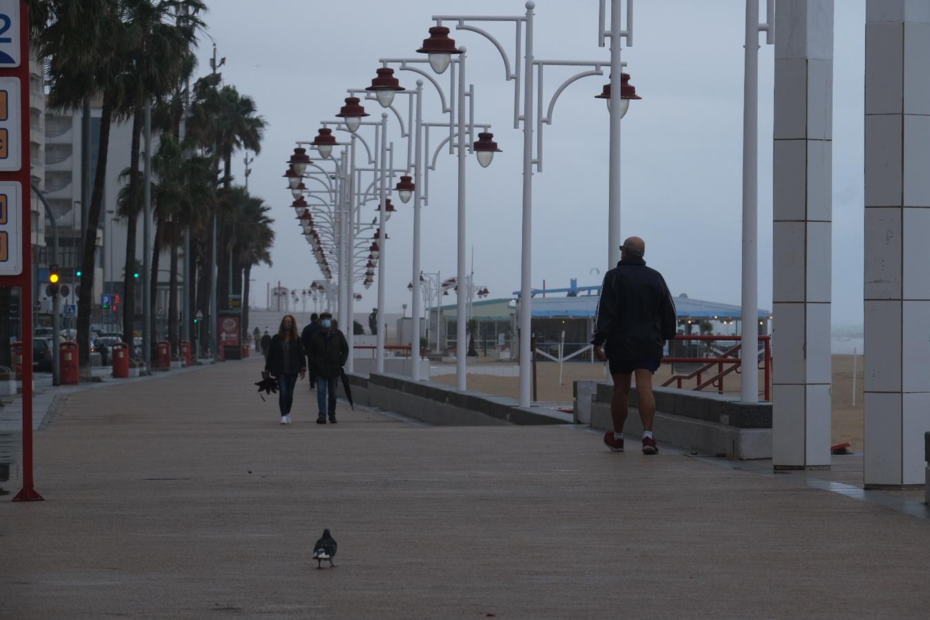 FOTOS | Sábado de lluvia en Cádiz que invita a quedarse en casa