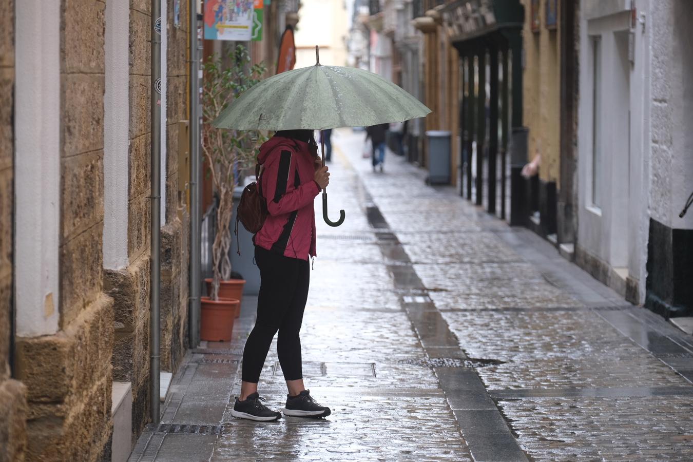 FOTOS | Sábado de lluvia en Cádiz que invita a quedarse en casa