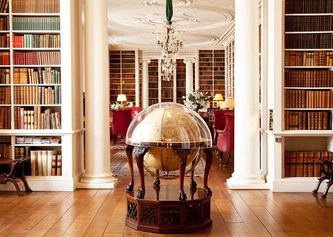 Althorp House, la mansión donde creció Diana de Gales. La casa posee más de 90 habitaciones y cada una de ellas posee una decoración completamente diferente con piezas cargadas de historia. Otro de los detalles más llamativos es que cada una de ellas recibe el nombre de algún personaje histórico relevante que esté relacionado con la familia Spencer.